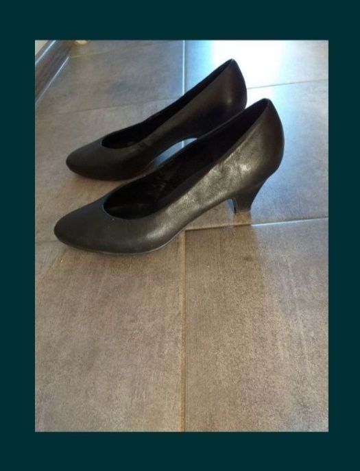 Eleganckie czółenka ze skóry rozmiaru 39 .