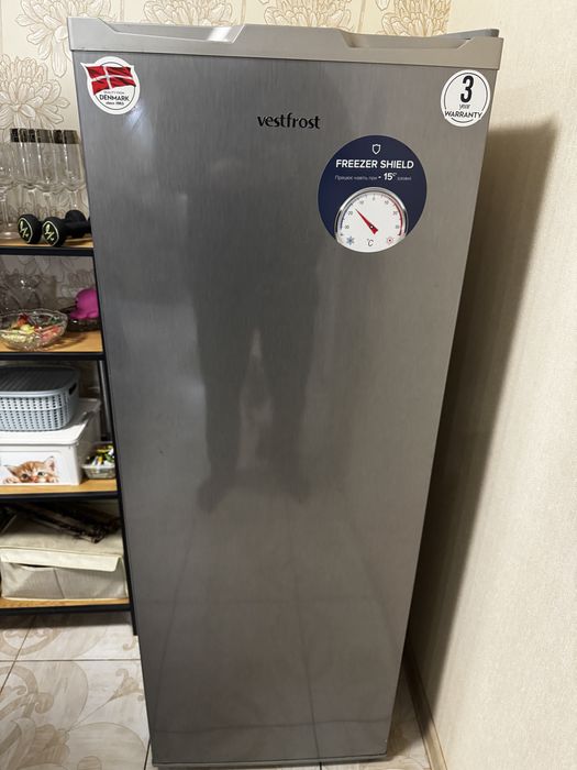 Продам морозильную камеру VESTFORST VD205FNX