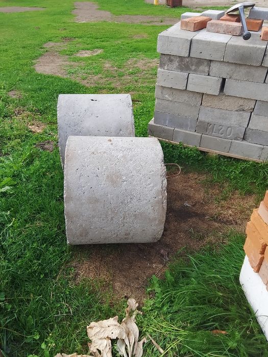 Sprzedam pozostałości po budowie domu. Bloczki fundamentowe 60szt -4 zł /szt.  Cegła szamotowa 200szt.   Kominki betonowe szamba z pokrywą 150 zł szt.