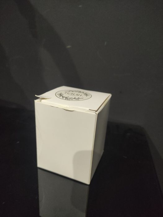 Vela aromática em recipiente cerâmico preto com tampa