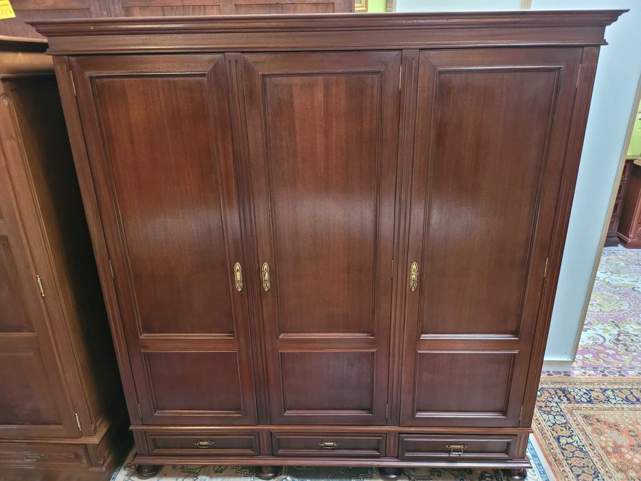 Excelente roupeiro em madeira maciça - óptimo estado geral