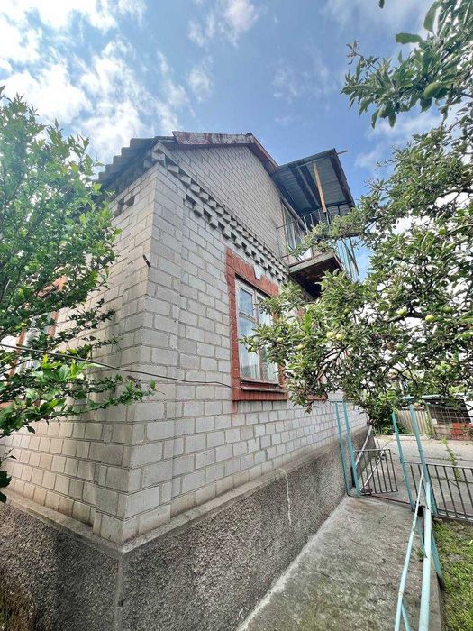 Продається ВИДОВИЙ 2-х поверховий будинок з двома гаражами,