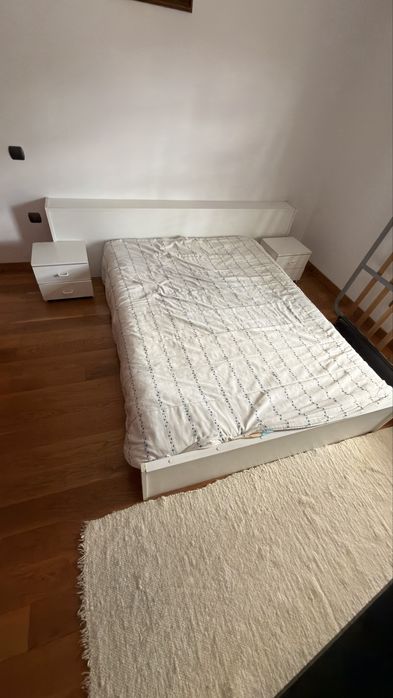 Cama de casal com mesas de cabeceira e colchão