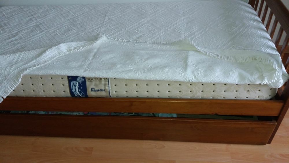 Cama e colchao de madeira