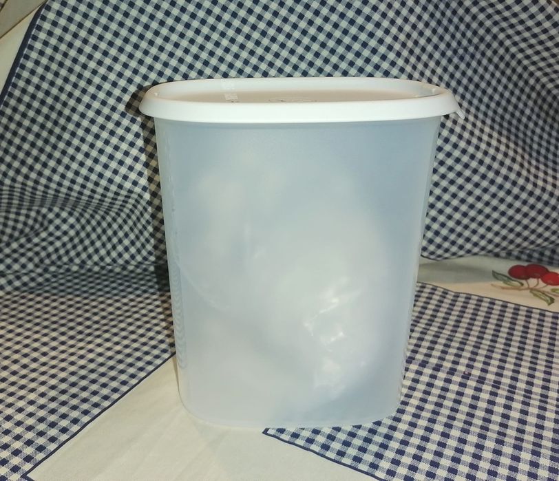 Tupperware clica e guarda