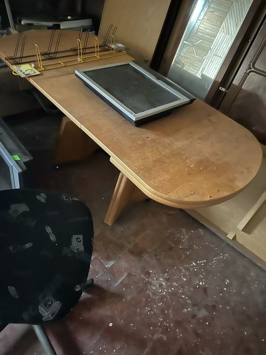 Стіл розкладний з регулюванням висоти.