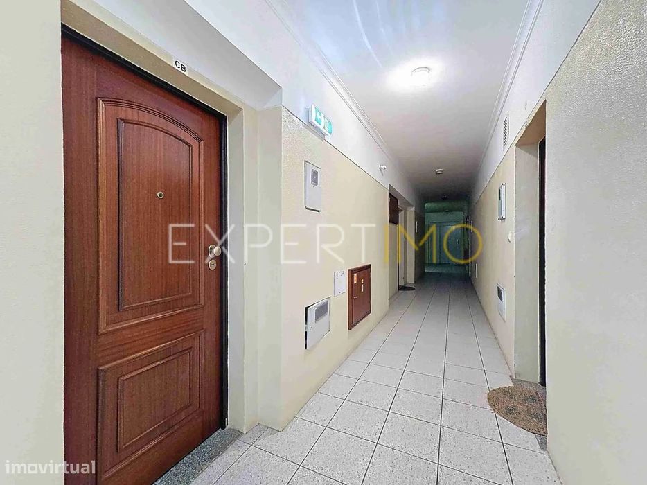 Apartamento T1 a 300m da Praia da Rocha com garagem e piscina