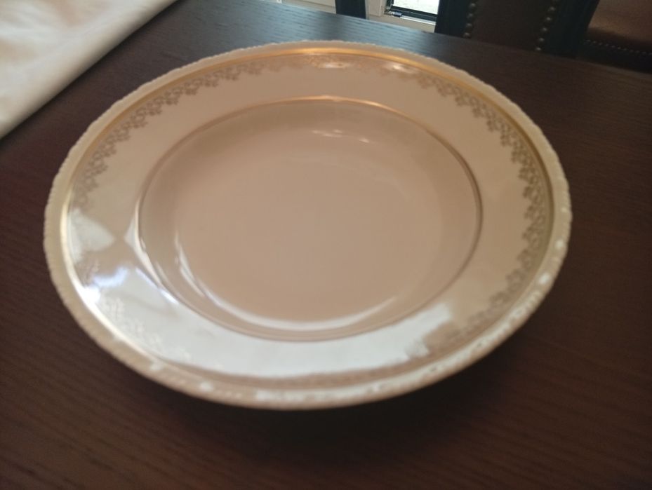 Serviço Vista Alegre completo anos 1950 – porcelana com ouro em relevo