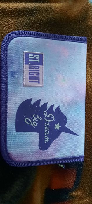 Sprzedam piórnik dziewczecy