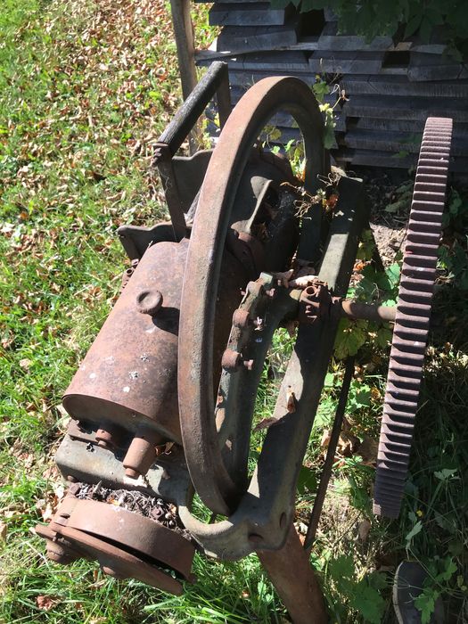 Stara żeliwna sieczkarnia