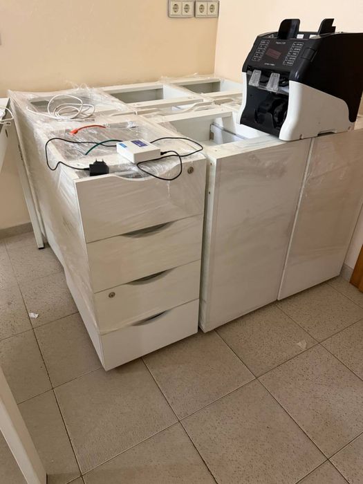 Продаємо офісні меблі