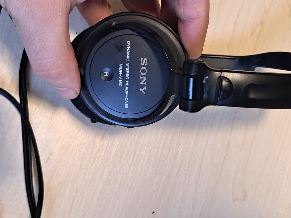 Навушники студійні Sony MDR-v150