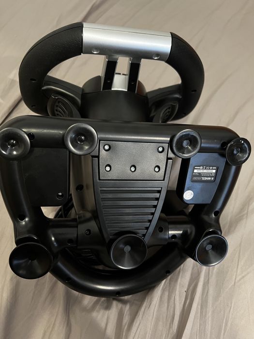 Volante gaming semi novo, usado meia dúzia de vezes