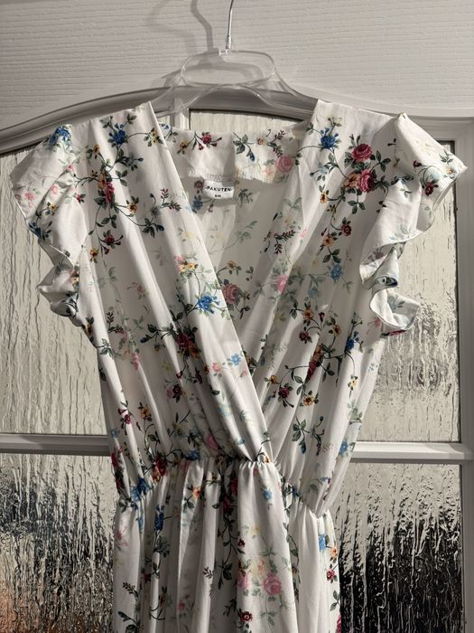 Biała sukienka w kwiaty