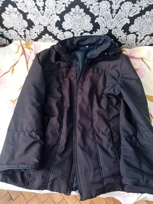 Продам куртка чорна  демисезонна