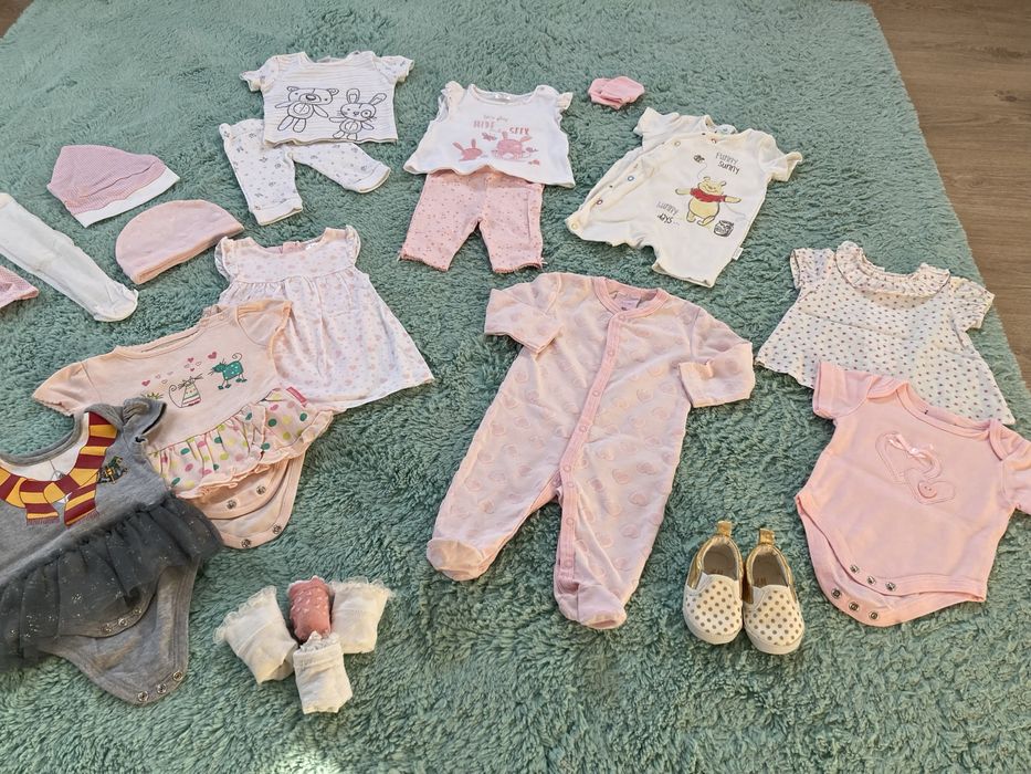 Zestaw ubrań dla dziewczynki niemowlaka r.56 czapeczki, body, komplety