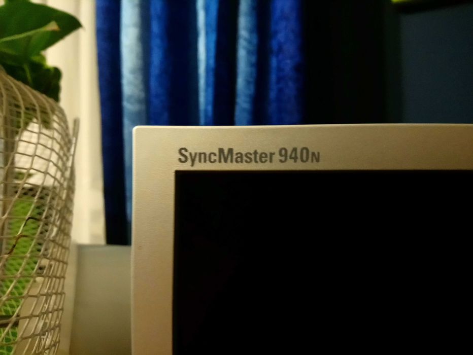 Monitor płaski srebrny LCD 19" Sync Master 940 N