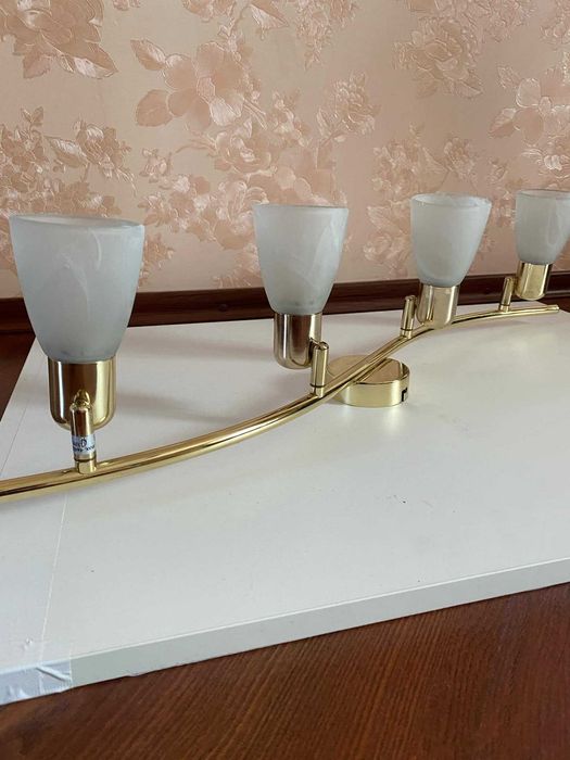 Точковий світильник з чотирма лампами.