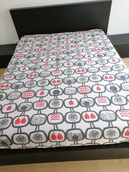 Cama de casal e 2 mesas de cabeceira madeira maciça