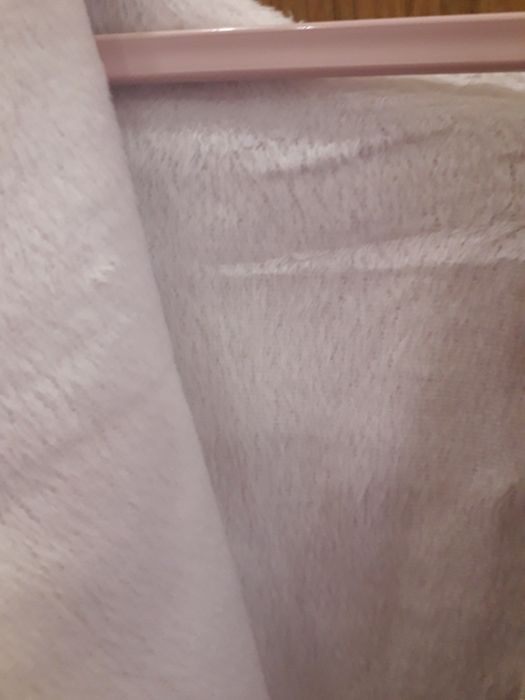 Vestido rosa com penas forrado.