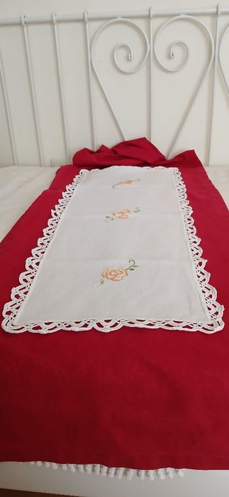 Naperon bordado e debruado a crochet