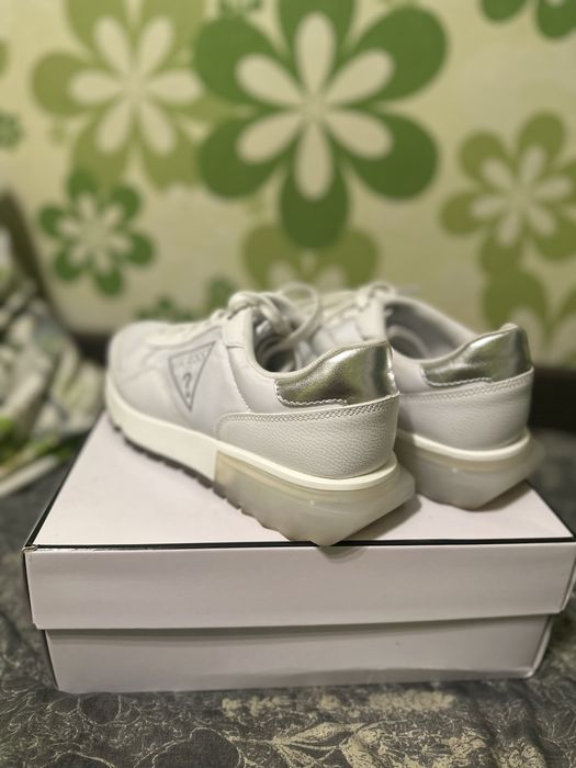 Кросівки білі Guess 37 розмір