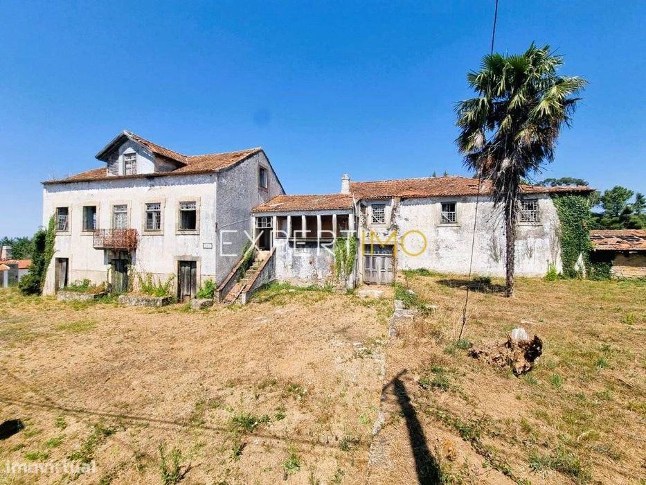 Moradia em granito para recuperar com 17.509 m2 de terreno