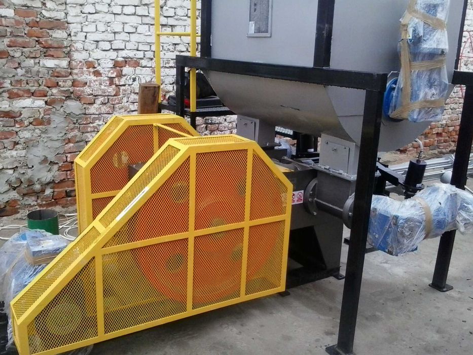 Брикетний механічний прес для тирси і соломи (Польща-ЄЕС) 700кг/год