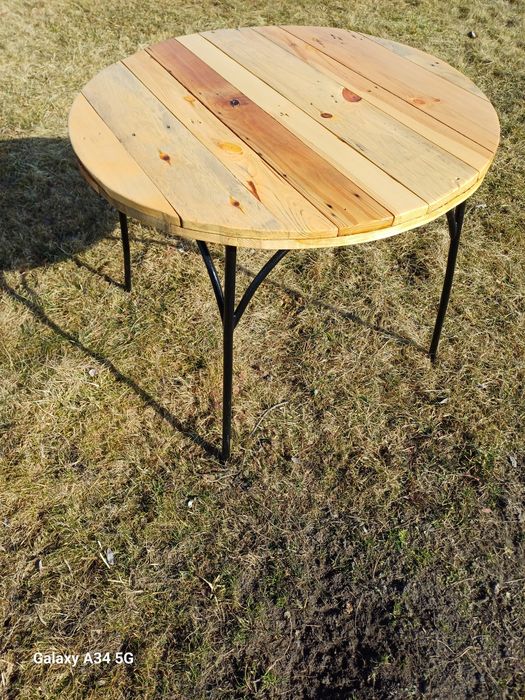 Stolik jest  okrągły