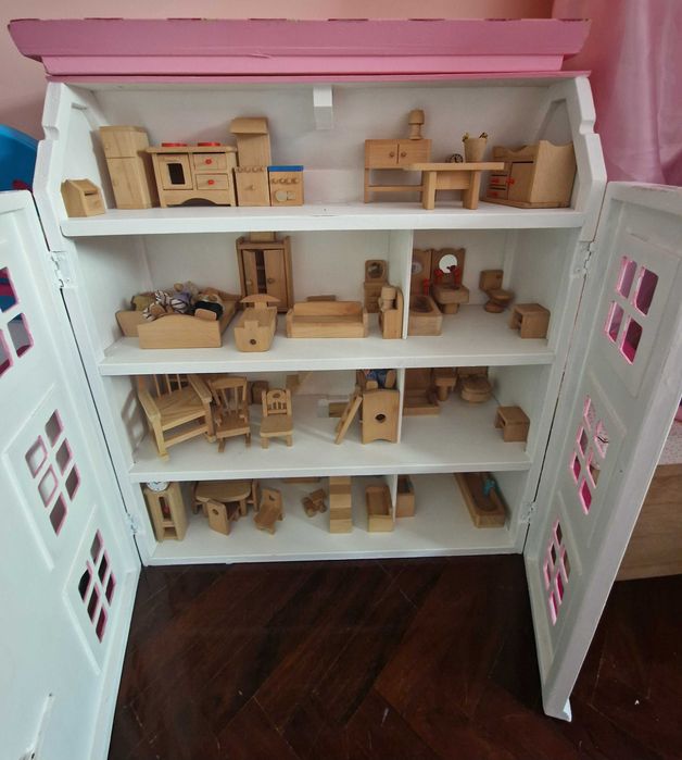 Casinha de bonecas em madeira