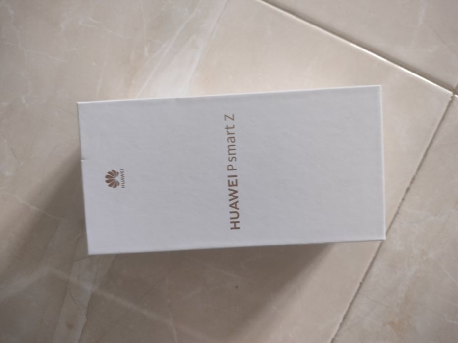 Huawei p Smart 2021 w pudełku od innego modelu + pokrowiec
