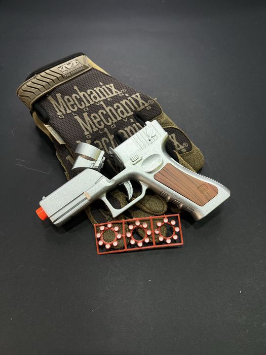 Металевий Глок на пістонах