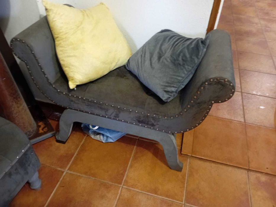 pequena poltrona cinza em alcântara