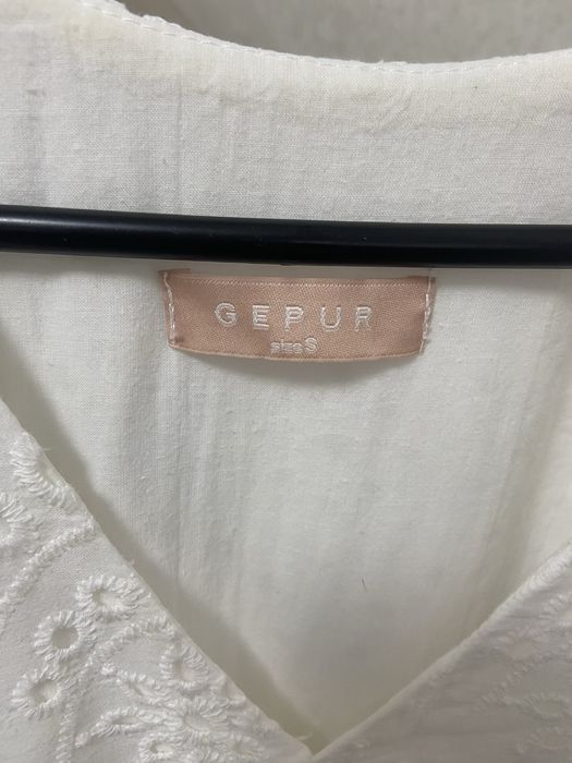 Біла сукня міді з прошви