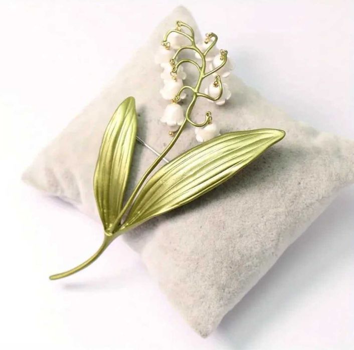 Брошка "Ніжка гілочка конвалії"