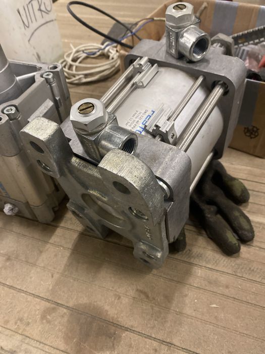 Silownik pneumatyczny duzy