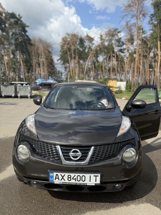 Nissan Juke шоколадного кольору кроссовер жук нисан