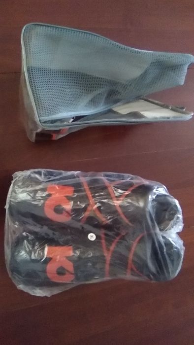 Sapatos de combate novos