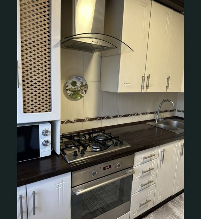 Кухня з технікою та мийкою