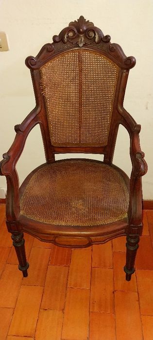 1 canapé e 2 cadeiroes em palhinha