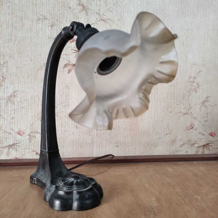 Candeeiro de mesa de tulipa em metal, vintage