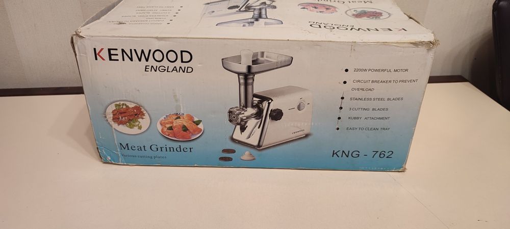 Потужна електрична м'ясорубка Kenwood KNG 762