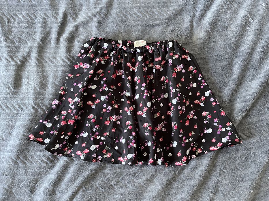 Czarna spódniczka w kwiaty S