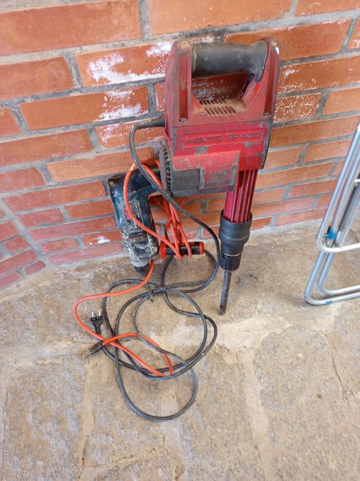 Duas máquinas uma boxe e outra hilt  travalhao  bem no as cabeças estã