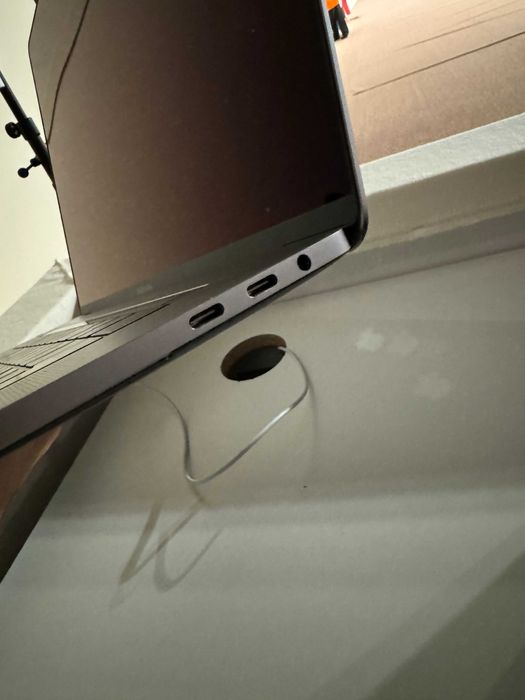 MacBook Pro 2019 (15'', Touch Bar, 2.3GHz 8-core I9, 16GB RAM, 512GB)