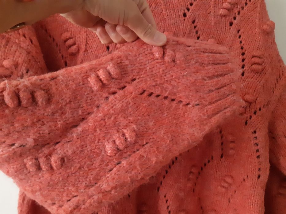 Piękny koralowy sweter Tu
