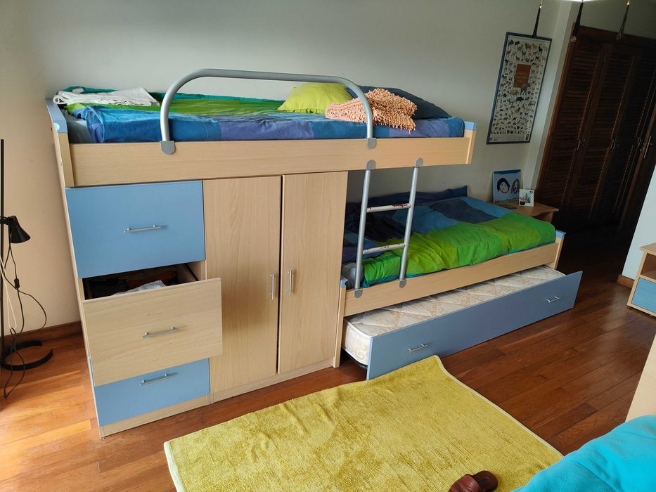 Mobília completa para quarto, com cama, beliche, cómoda e secretária
