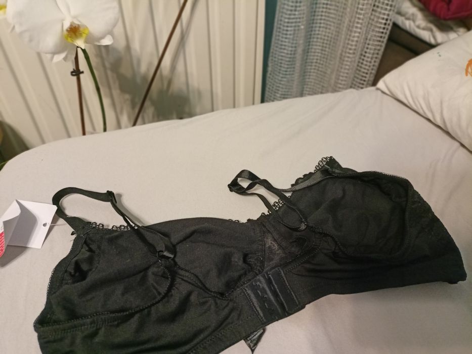 Czarny stanik bez fiszbin miękki 85 E 38 D D nowy