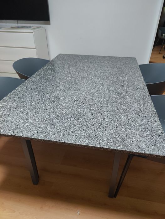 Mesa de jantar em granito