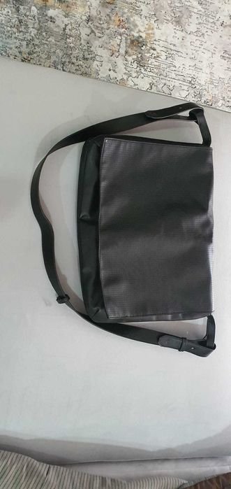 Mala para portátil Homem em Napa preto Nova + Saco de desporto Nike